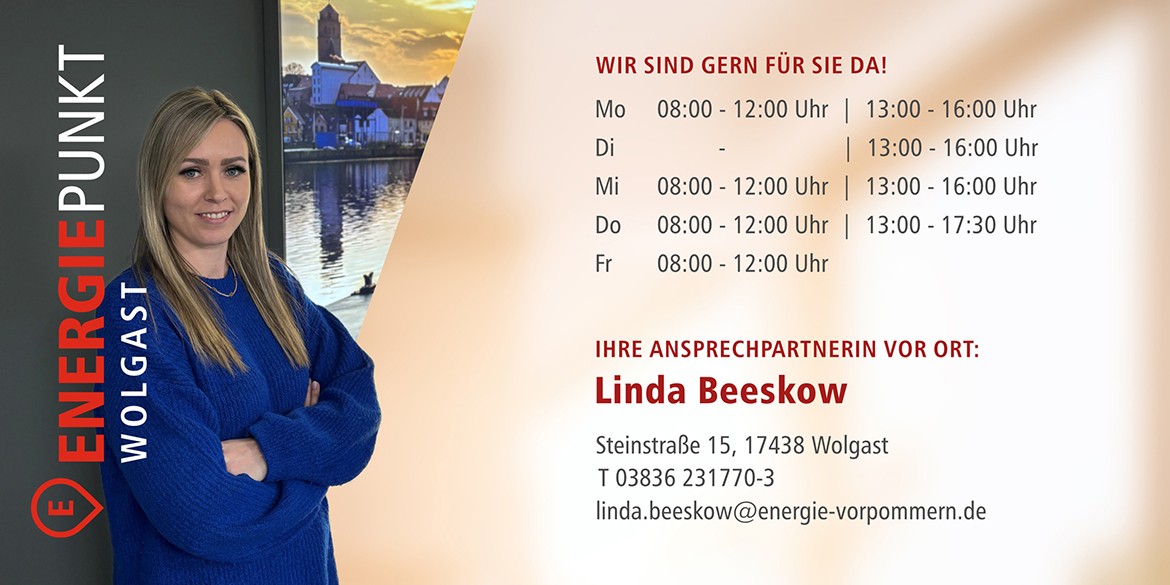 Linda Beeskow vom Energiepunkt Wolgast steht lächelnd vor einem Fenster mit Stadtblick. Rechts sind Öffnungszeiten und Kontaktdaten abgebildet.